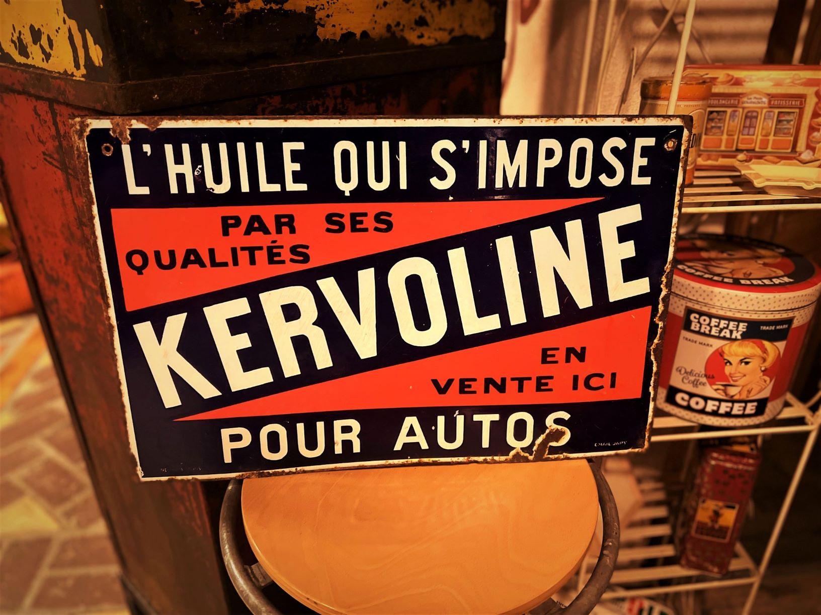 Plaque émaillée Kervoline Halle 66 Brocante Et Café Lecture à Grimisuat Valais Suisse 